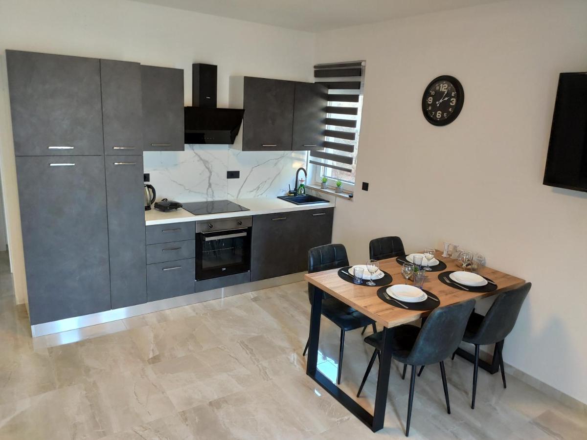 Apartments Pina Kornić Kamer foto